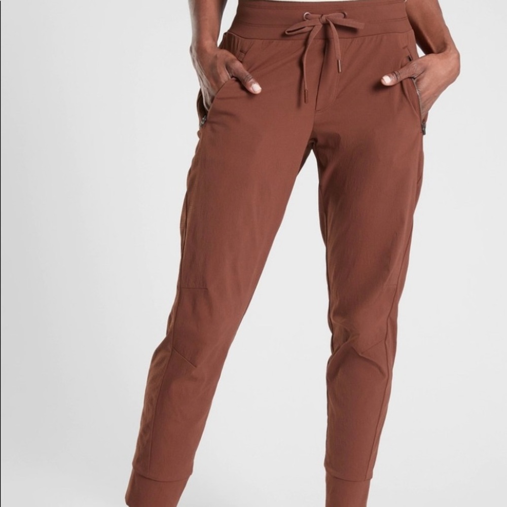 Athleta Trekkie North Jogger (Size 2)